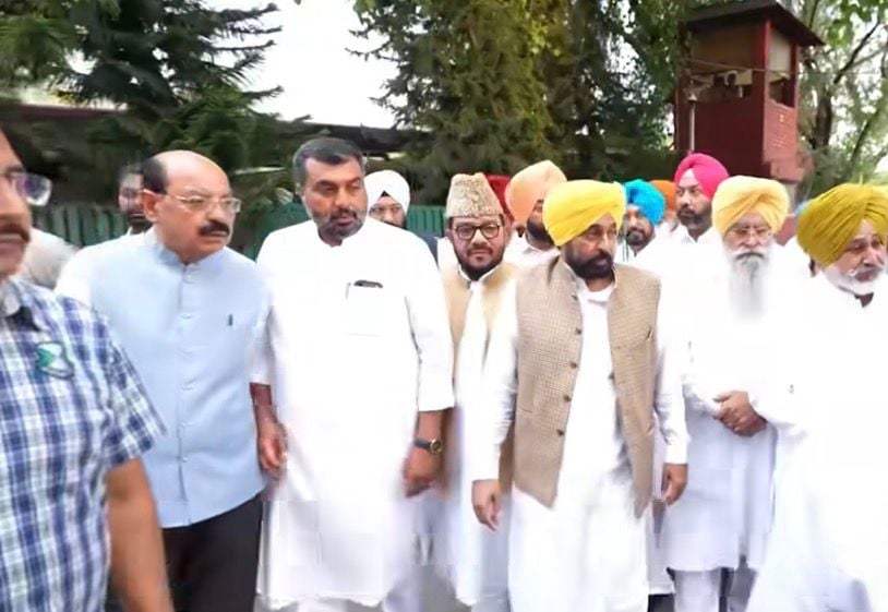 After gathering in Chandigarh, all the MLAs departed for Delhi along with the CM. (Punjab Newsline)