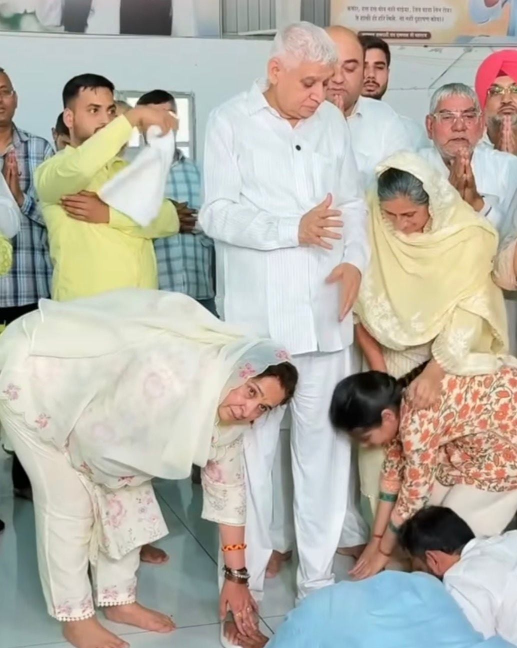 Navjot Kaur Sidhu took blessings from Rampal After His Release. Navjot Kaur Sidhu took blessings from Rampal After His Release.