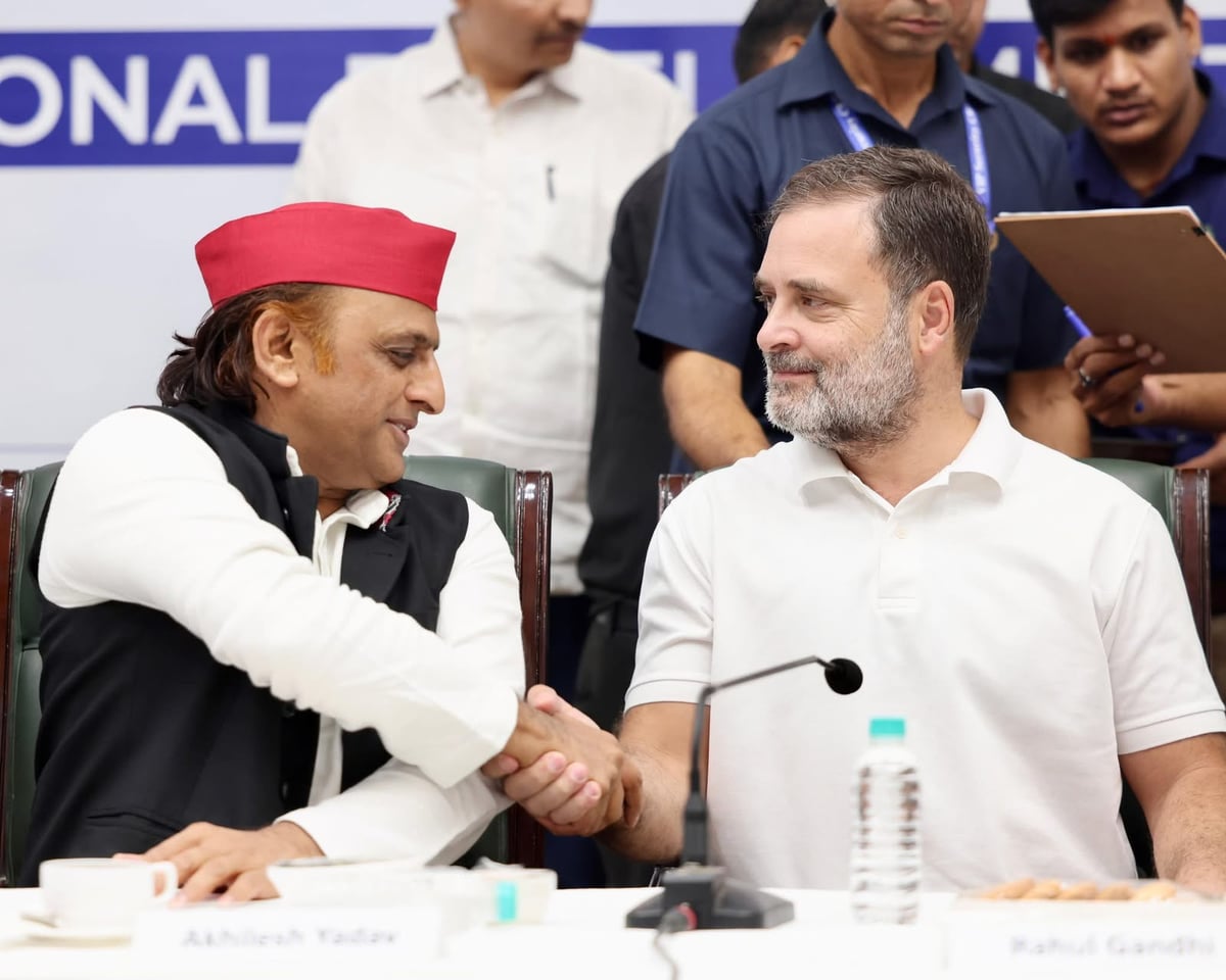Rahul Gandhi and Akhilesh Yadav during meeting.